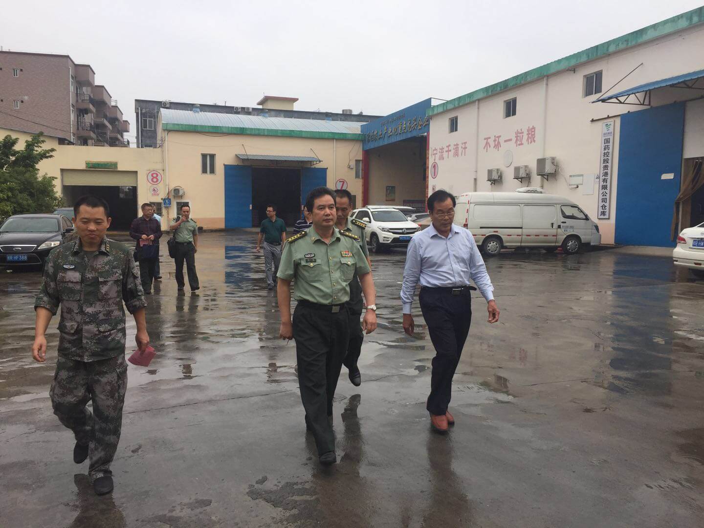 廣西軍區動(dòng)員局領(lǐng)導檢查鴻豐米業(yè)調配國防后勤工作