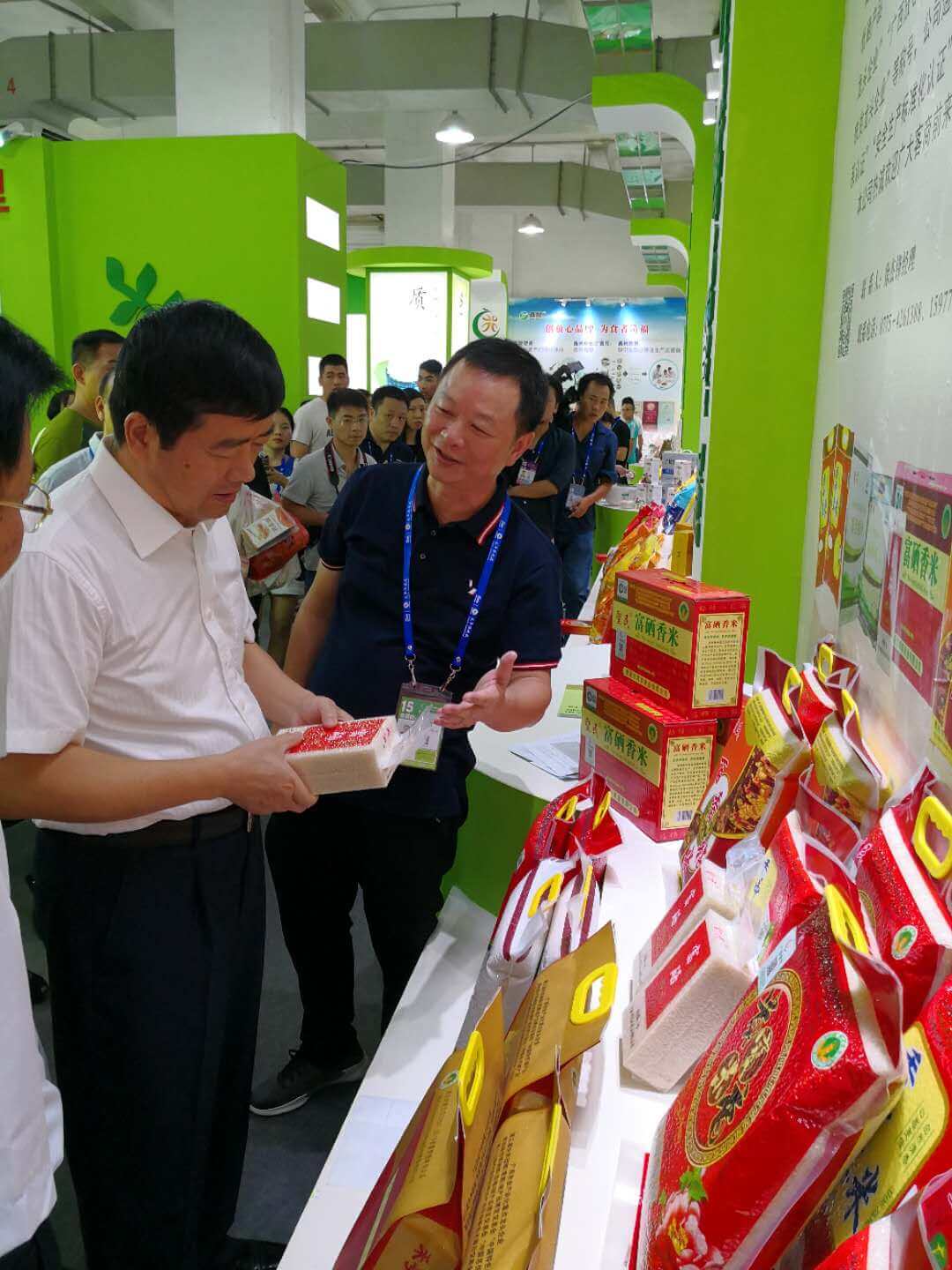 十五屆東盟博覽會(huì )自治區方副主席到我公司展位了解產(chǎn)銷(xiāo)情況